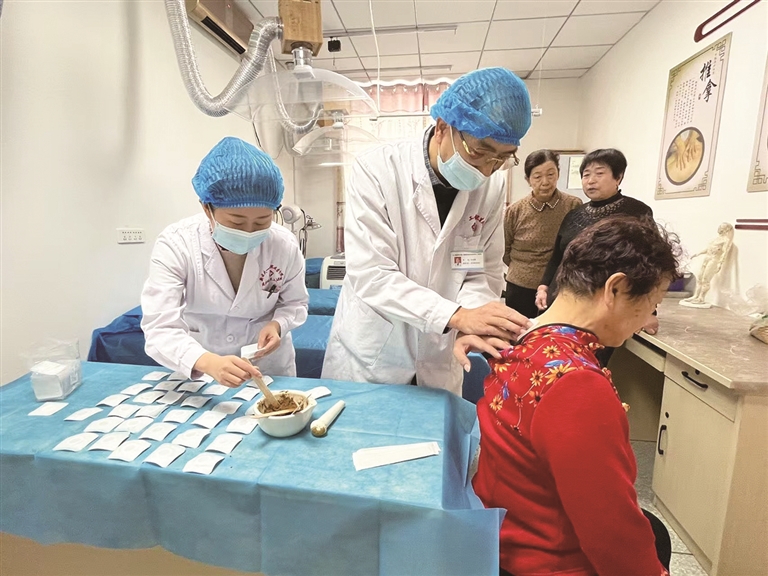 寒冬送暖！昌吉市三工镇卫生院免费贴“三九贴”