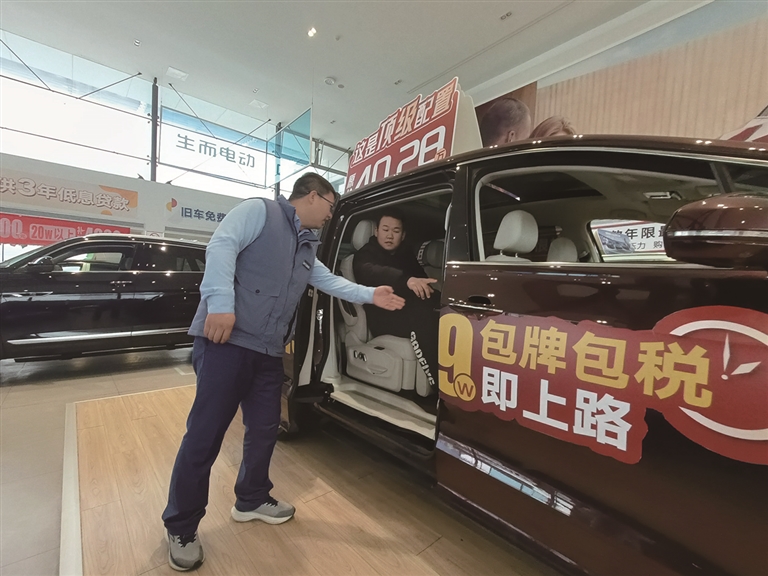 “以旧换新”促内需 | 旧车换新补贴多多 销售淡季“秒”变旺季