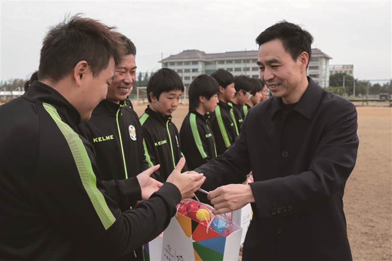 福建省体育局领导看望慰问 在闽训练昌吉州青少年女足队