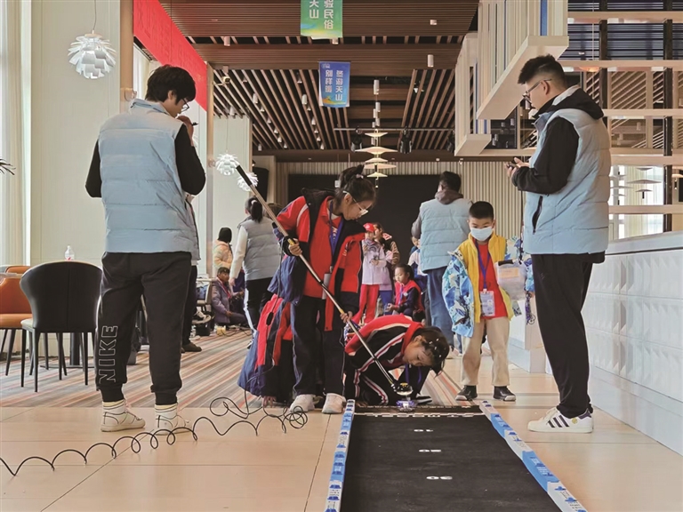 全疆2300余名青少年上演科技“大战”